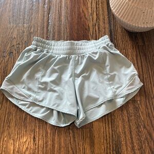 Lululemon Hotty Hot LR shorts size 6- 4” inseam